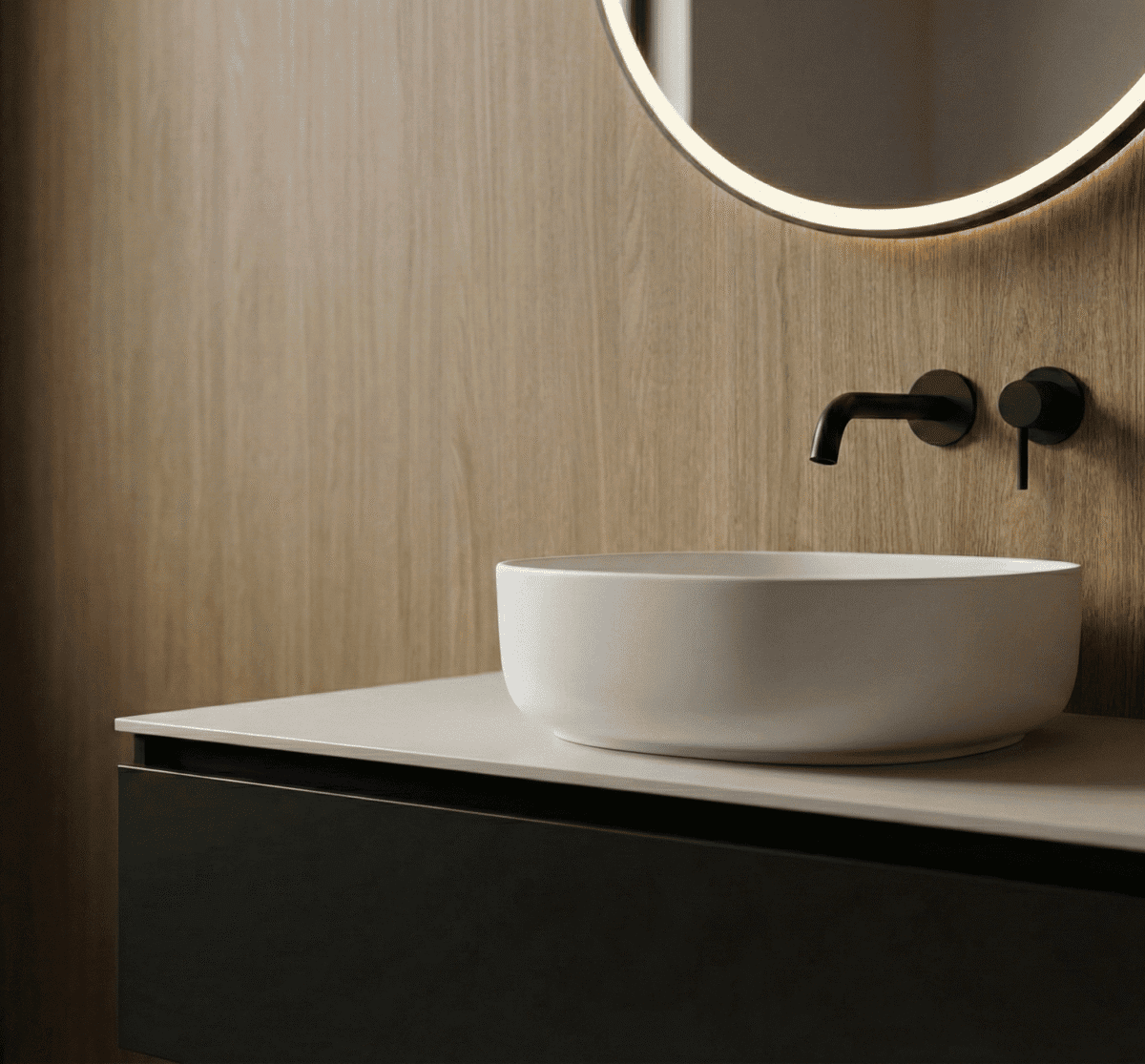 Modern badkamer met Rosewood houten wandpaneel en wit waskom.