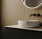 Modern badkamer met Rosewood houten wandpaneel en wit waskom.