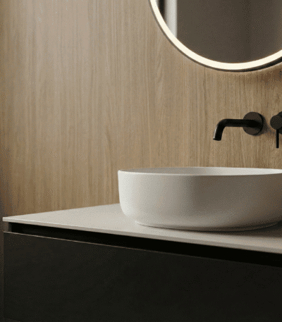 Modern badkamer met Rosewood houten wandpaneel en wit waskom.